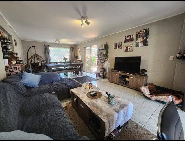 3 BEDROOM SIMPLEX FOR SALE IN GLENVISTA